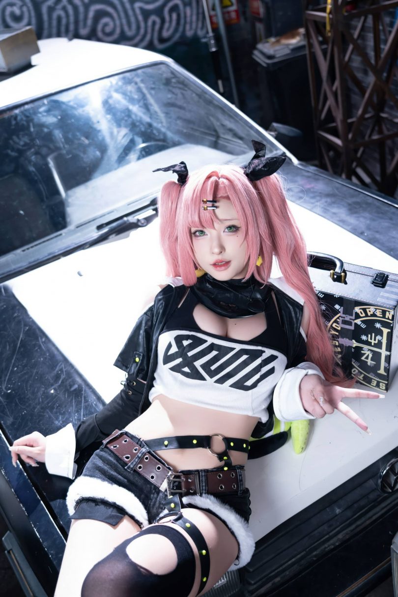 街头霓虹下的失衡美感：清水由乃COS与绝区零妮可的迷人瞬间