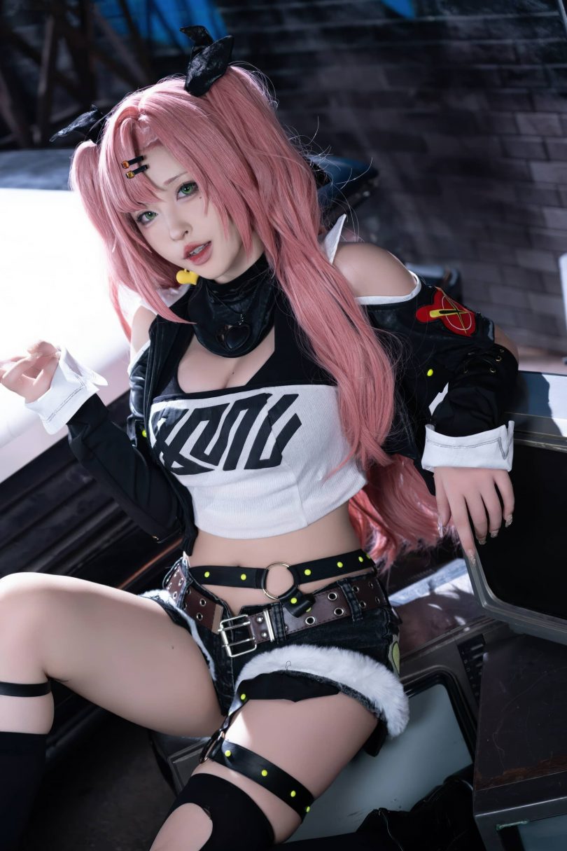 街头霓虹下的失衡美感：清水由乃COS与绝区零妮可的迷人瞬间