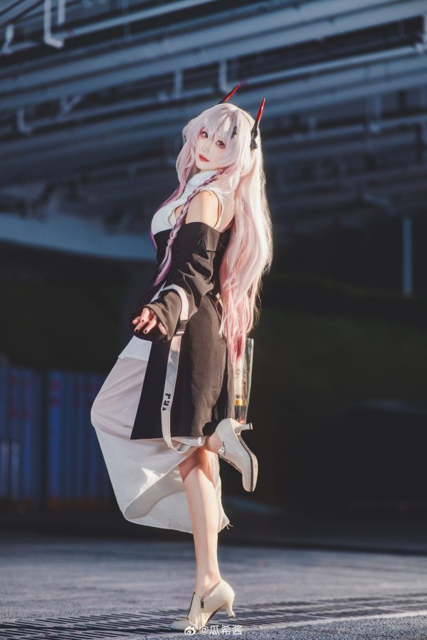 明日方舟瓜希酱COS:完美演绎夜色中温柔而克制的特蕾西娅 明日方舟瓜希酱COS:完美演绎夜色中温柔而克制的特蕾西娅