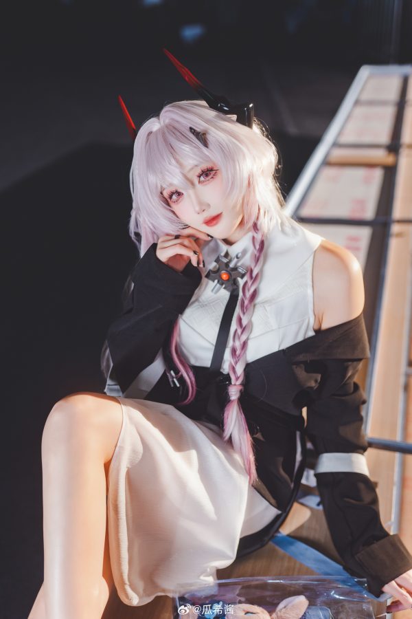 明日方舟瓜希酱COS:完美演绎夜色中温柔而克制的特蕾西娅 明日方舟瓜希酱COS:完美演绎夜色中温柔而克制的特蕾西娅