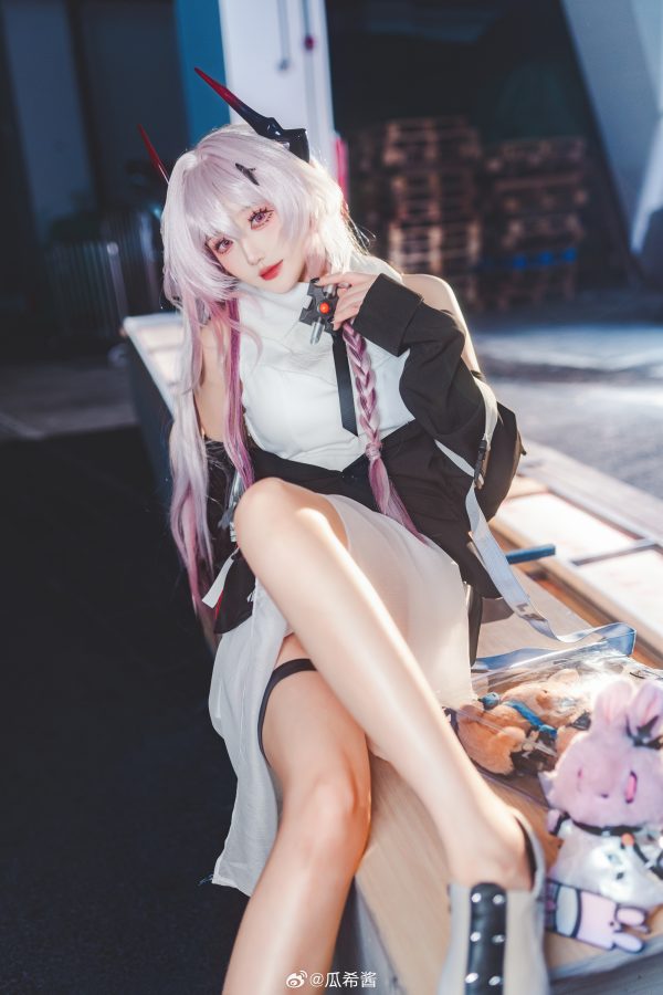 明日方舟瓜希酱COS:完美演绎夜色中温柔而克制的特蕾西娅 明日方舟瓜希酱COS:完美演绎夜色中温柔而克制的特蕾西娅