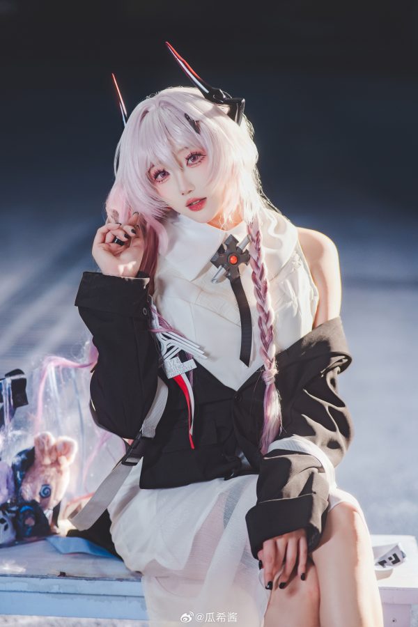 明日方舟瓜希酱COS:完美演绎夜色中温柔而克制的特蕾西娅 明日方舟瓜希酱COS:完美演绎夜色中温柔而克制的特蕾西娅