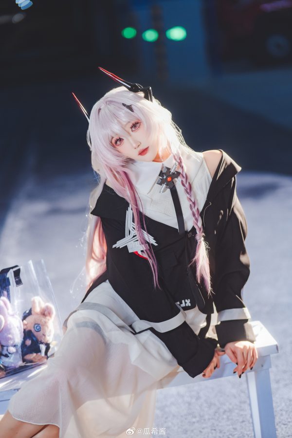 明日方舟瓜希酱COS:完美演绎夜色中温柔而克制的特蕾西娅 明日方舟瓜希酱COS:完美演绎夜色中温柔而克制的特蕾西娅