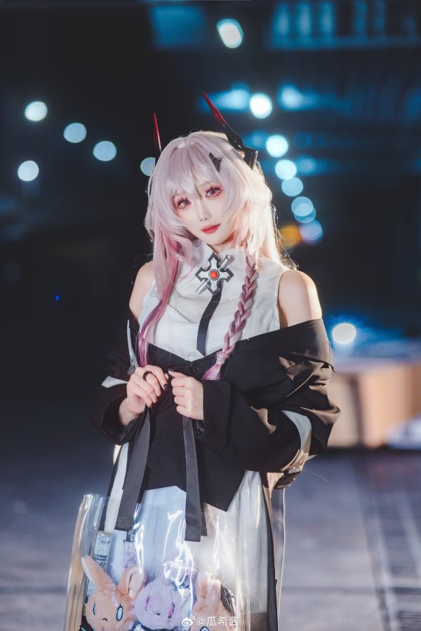 明日方舟瓜希酱COS:完美演绎夜色中温柔而克制的特蕾西娅 明日方舟瓜希酱COS:完美演绎夜色中温柔而克制的特蕾西娅