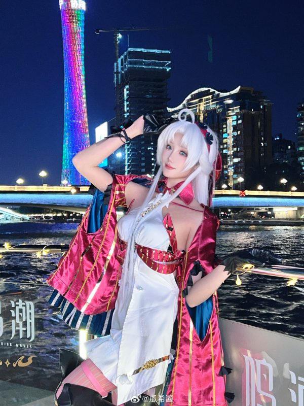 霓虹夜航下的瓜希酱COS|珂莱塔的夜景氛围感与服装细节解析 霓虹夜航下的瓜希酱COS|珂莱塔的夜景氛围感与服装细节解析