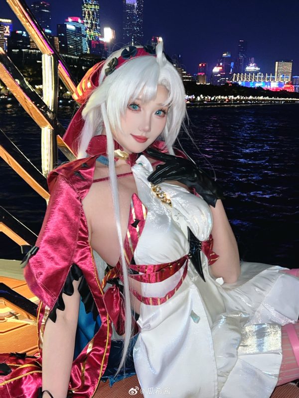 霓虹夜航下的瓜希酱COS|珂莱塔的夜景氛围感与服装细节解析 霓虹夜航下的瓜希酱COS|珂莱塔的夜景氛围感与服装细节解析