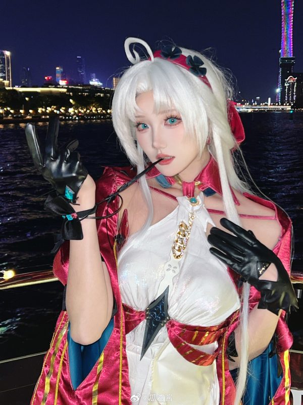 霓虹夜航下的瓜希酱COS|珂莱塔的夜景氛围感与服装细节解析 霓虹夜航下的瓜希酱COS|珂莱塔的夜景氛围感与服装细节解析