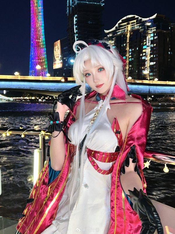 霓虹夜航下的瓜希酱COS|珂莱塔的夜景氛围感与服装细节解析 霓虹夜航下的瓜希酱COS|珂莱塔的夜景氛围感与服装细节解析