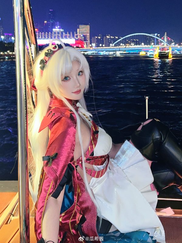 霓虹夜航下的瓜希酱COS|珂莱塔的夜景氛围感与服装细节解析 霓虹夜航下的瓜希酱COS|珂莱塔的夜景氛围感与服装细节解析