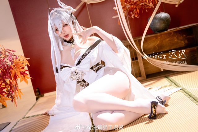 优雅慵懒与威仪并行：星之迟迟白凤COS演绎舰娘静谧压迫感