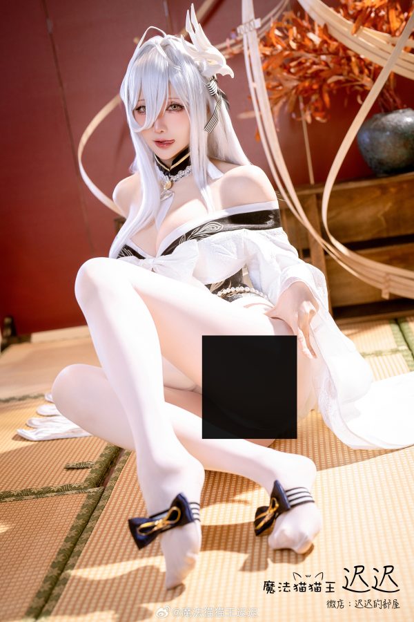 优雅慵懒与威仪并行：星之迟迟白凤COS演绎舰娘静谧压迫感