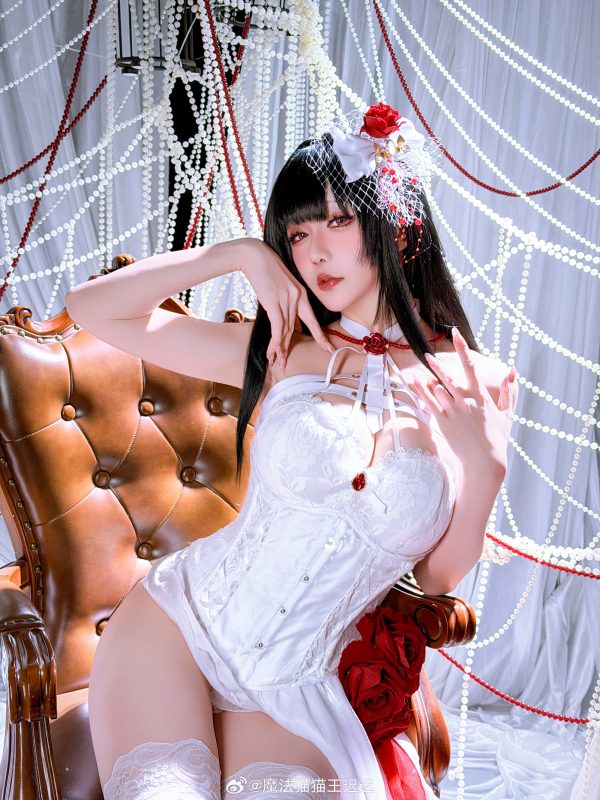 胜利女神：星之迟迟COS演绎睡衣版米哈拉的红与白情绪张力