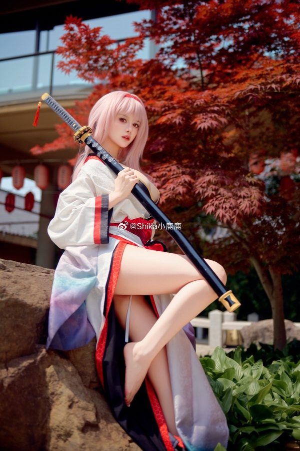 着此衣，当如何战斗？Shika小鹿鹿红莲暗影COS演绎优雅与锋芒