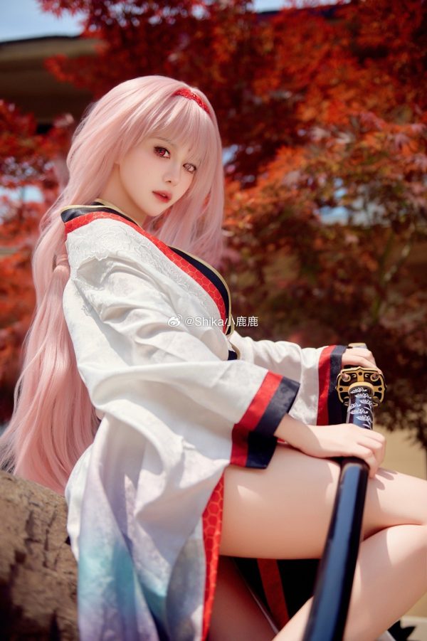 着此衣，当如何战斗？Shika小鹿鹿红莲暗影COS演绎优雅与锋芒