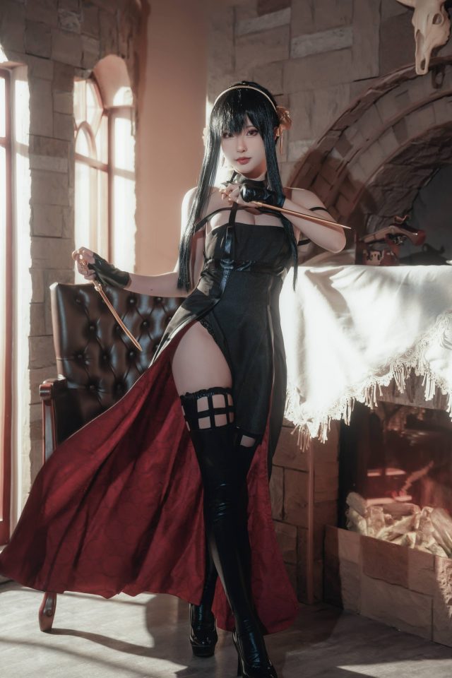 黑色礼服下的温柔锋芒：清水由乃演绎约尔COS的另一种可能