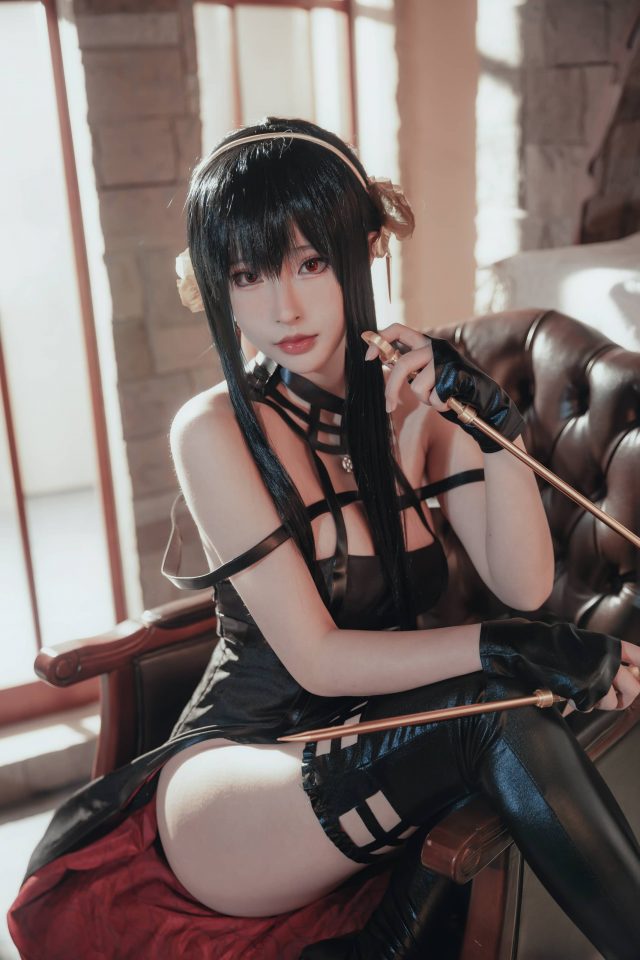 黑色礼服下的温柔锋芒：清水由乃演绎约尔COS的另一种可能