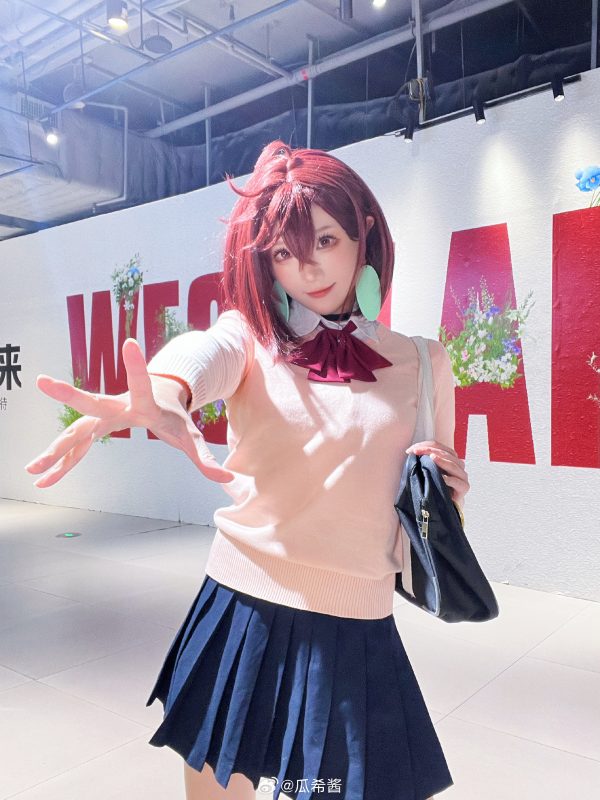 瓜希酱绫濑桃COS赏析|当哒当校园风角色还原与摄影氛围解析 瓜希酱绫濑桃COS赏析|当哒当校园风角色还原与摄影氛围解析