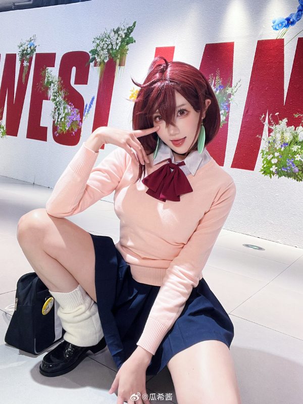 瓜希酱绫濑桃COS赏析|当哒当校园风角色还原与摄影氛围解析 瓜希酱绫濑桃COS赏析|当哒当校园风角色还原与摄影氛围解析