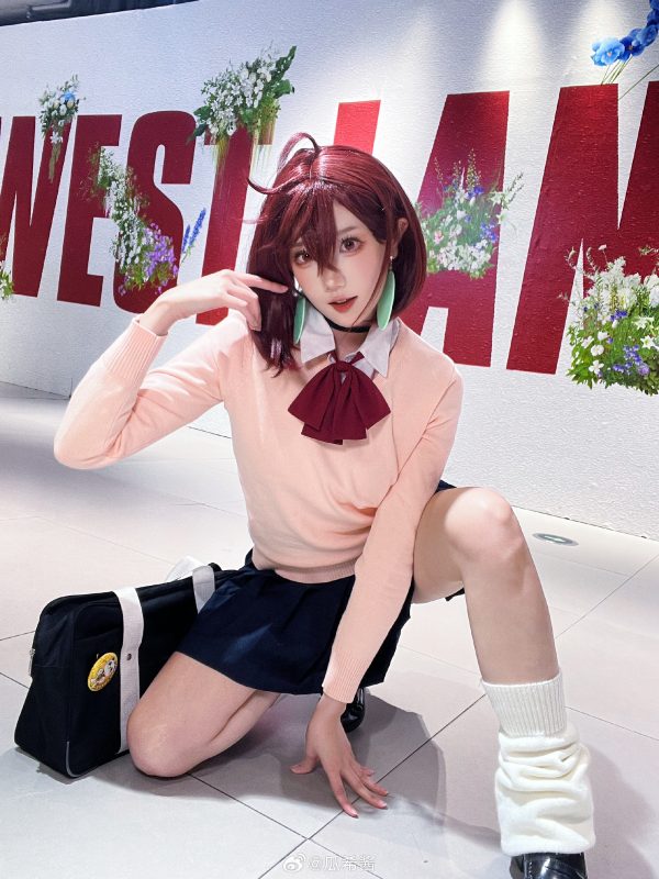 瓜希酱绫濑桃COS赏析|当哒当校园风角色还原与摄影氛围解析 瓜希酱绫濑桃COS赏析|当哒当校园风角色还原与摄影氛围解析