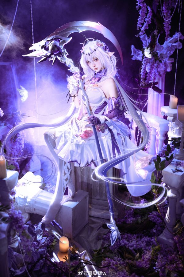 梦紫之下的静谧锋芒：蠢沫沫演绎崩坏星穹铁道遐蝶COS赏析