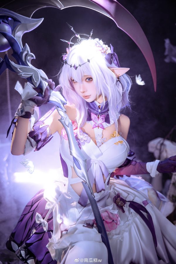 梦紫之下的静谧锋芒：蠢沫沫演绎崩坏星穹铁道遐蝶COS赏析