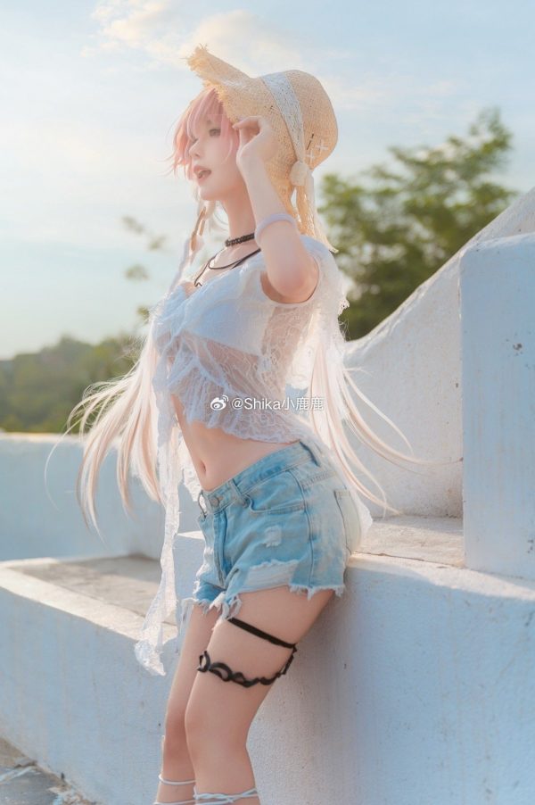 《鸣潮》长离COS赏析：Shika小鹿鹿演绎海岸光影下的潮汐之约