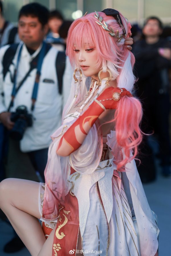 Comiket107场照解析：水淼aqua的鸣潮·长离Cosplay气质呈现