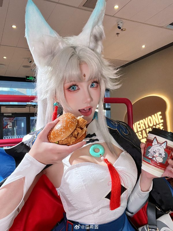 瓜希酱飞霄COS × KFC联名视觉｜当星穹铁道角色走进现实餐厅