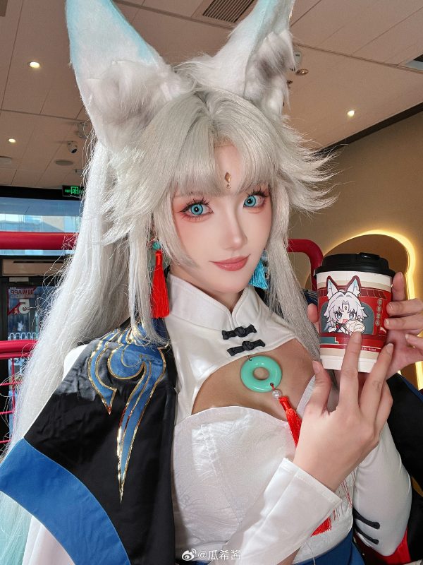 瓜希酱飞霄COS × KFC联名视觉｜当星穹铁道角色走进现实餐厅