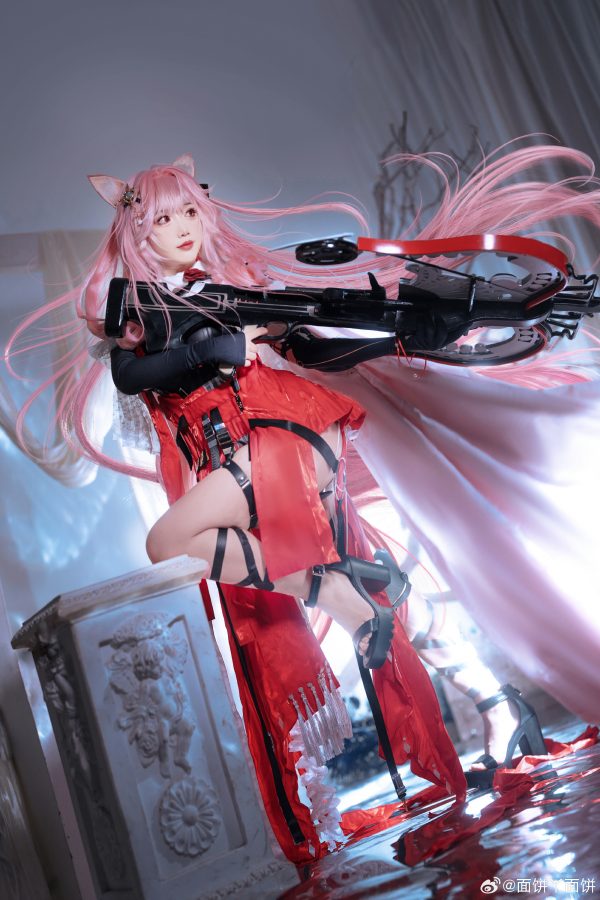 面饼仙儿鸿雪COS：明日方舟红黑配色下的冷静狙击与克制锋芒