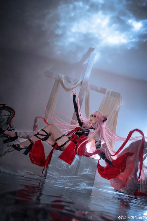 面饼仙儿鸿雪COS：明日方舟红黑配色下的冷静狙击与克制锋芒