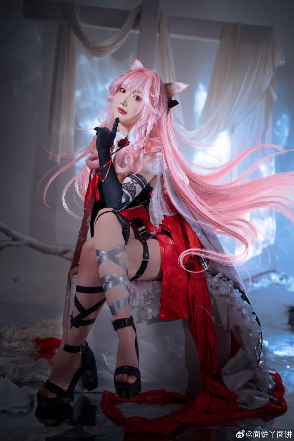 面饼仙儿鸿雪COS：明日方舟红黑配色下的冷静狙击与克制锋芒