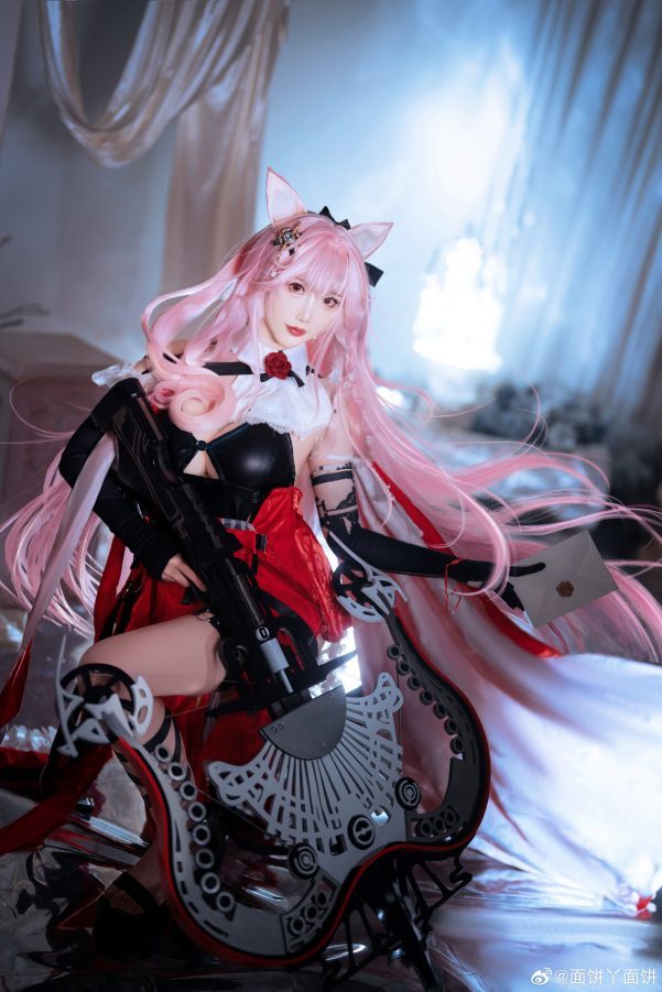 面饼仙儿鸿雪COS：明日方舟红黑配色下的冷静狙击与克制锋芒