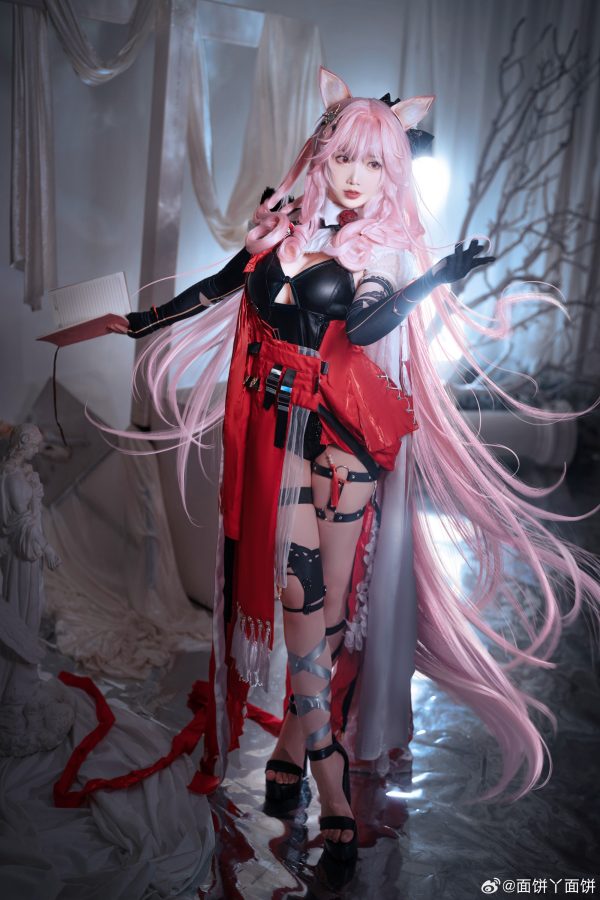 面饼仙儿鸿雪COS：明日方舟红黑配色下的冷静狙击与克制锋芒