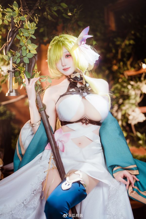 碧蓝航线花园里的温柔舰影:瓜希酱七省COS优雅气质拉满 碧蓝航线花园里的温柔舰影:瓜希酱七省COS优雅气质拉满