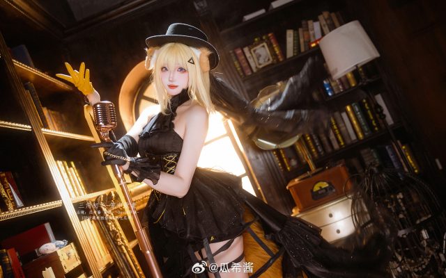 笼中歌者瓜希酱COS:三角初华黑色礼服与舞台光影的绝美演绎 笼中歌者瓜希酱COS:三角初华黑色礼服与舞台光影的绝美演绎