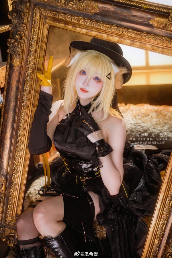 笼中歌者瓜希酱COS:三角初华黑色礼服与舞台光影的绝美演绎 笼中歌者瓜希酱COS:三角初华黑色礼服与舞台光影的绝美演绎