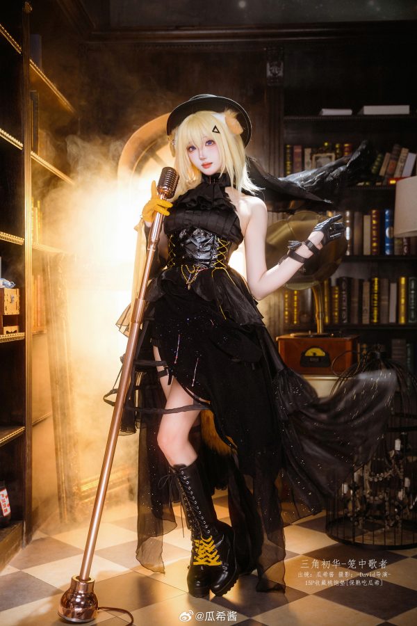 笼中歌者瓜希酱COS:三角初华黑色礼服与舞台光影的绝美演绎 笼中歌者瓜希酱COS:三角初华黑色礼服与舞台光影的绝美演绎