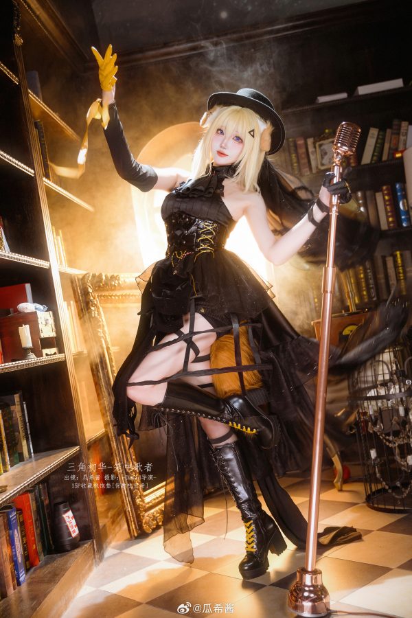 笼中歌者瓜希酱COS:三角初华黑色礼服与舞台光影的绝美演绎 笼中歌者瓜希酱COS:三角初华黑色礼服与舞台光影的绝美演绎