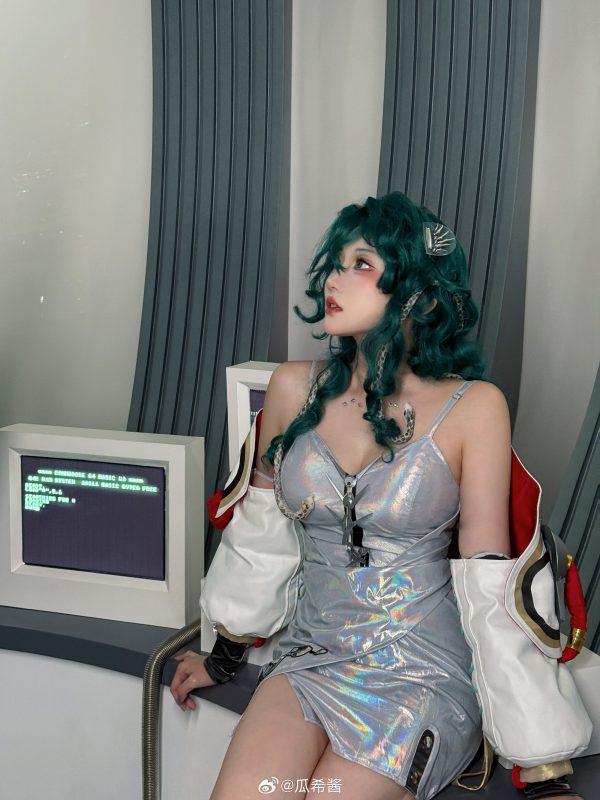 重返未来1999冷周六COS赏析：瓜希酱演绎未来实验室研究者气场