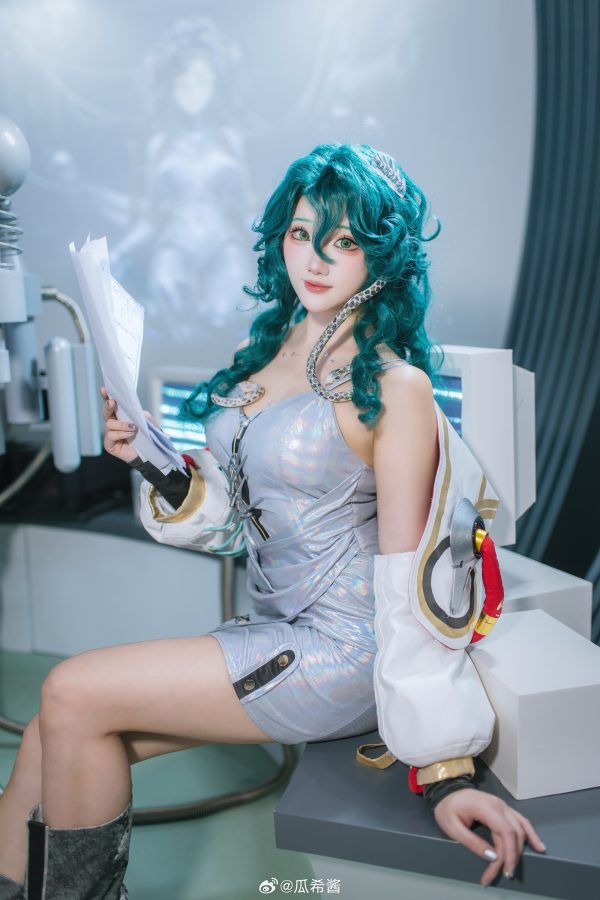 重返未来1999冷周六COS赏析：瓜希酱演绎未来实验室研究者气场