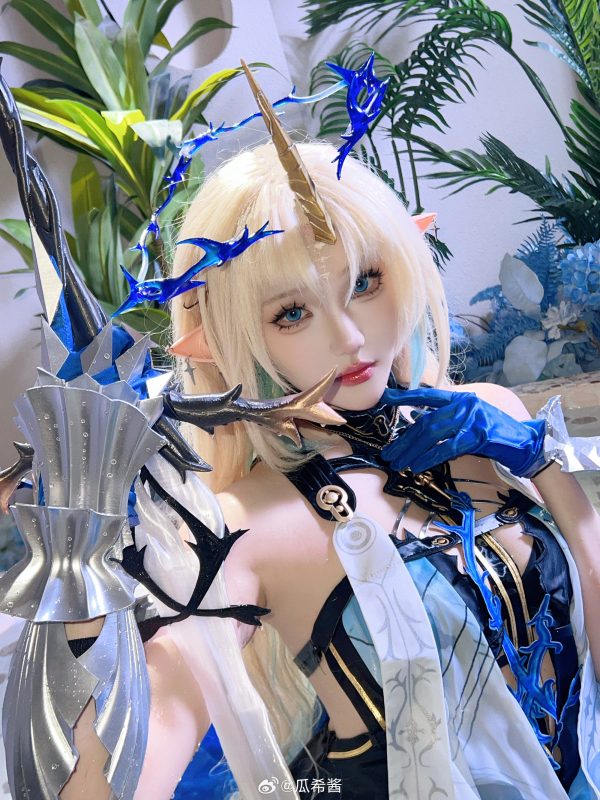 鸣潮卡提希娅COS惊艳还原！瓜希酱演绎异界精灵的高贵气场