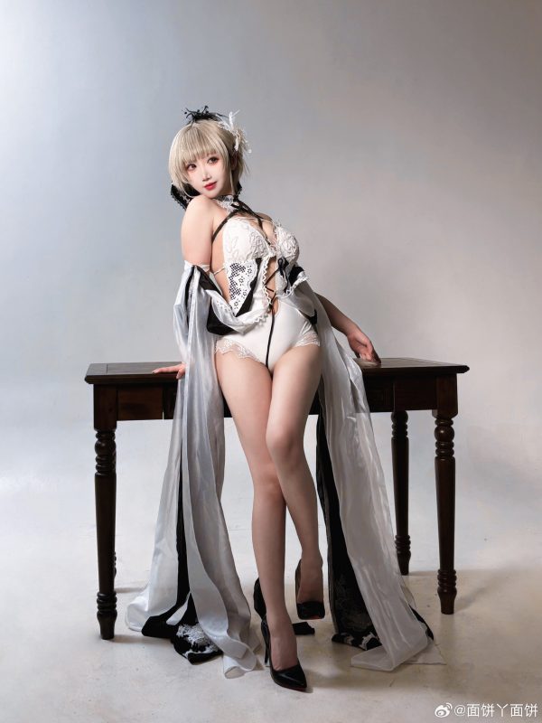 碧蓝航线面饼仙儿COS:比基尼版可畏优雅与压迫感的精致平衡 碧蓝航线面饼仙儿COS:比基尼版可畏优雅与压迫感的精致平衡