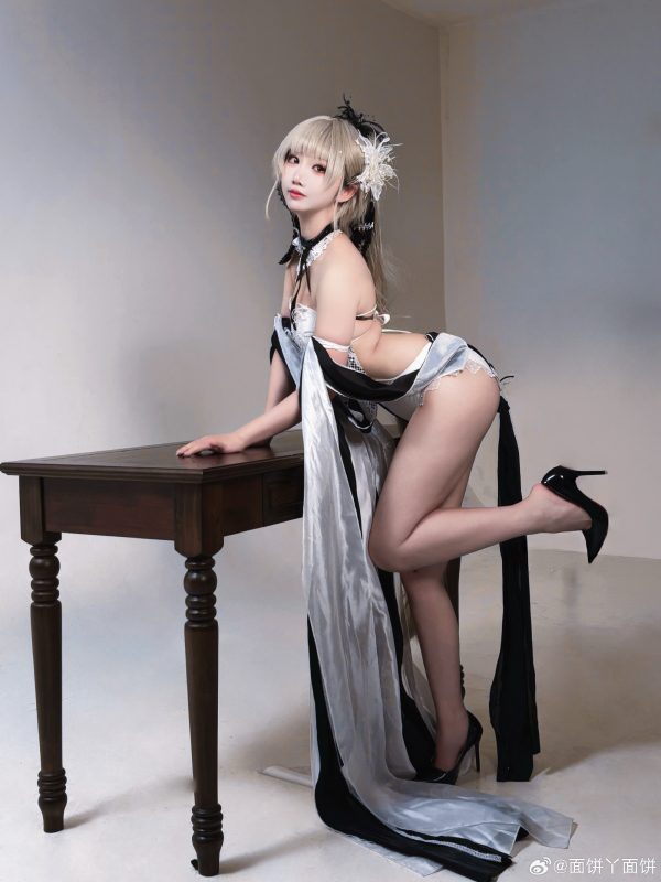 碧蓝航线面饼仙儿COS:比基尼版可畏优雅与压迫感的精致平衡 碧蓝航线面饼仙儿COS:比基尼版可畏优雅与压迫感的精致平衡