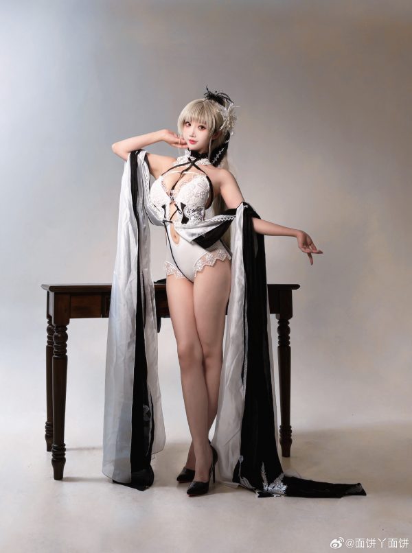 碧蓝航线面饼仙儿COS:比基尼版可畏优雅与压迫感的精致平衡 碧蓝航线面饼仙儿COS:比基尼版可畏优雅与压迫感的精致平衡