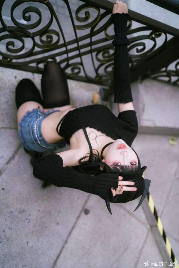 碧蓝航线可畏COS赏析:面饼仙儿演绎高冷魅力与都市街拍氛围 碧蓝航线可畏COS赏析:面饼仙儿演绎高冷魅力与都市街拍氛围