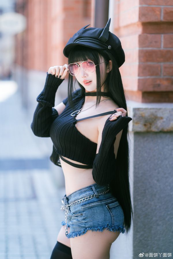碧蓝航线可畏COS赏析:面饼仙儿演绎高冷魅力与都市街拍氛围 碧蓝航线可畏COS赏析:面饼仙儿演绎高冷魅力与都市街拍氛围