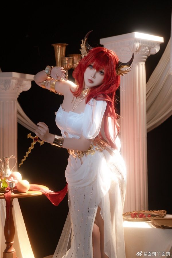 音律联觉面饼仙儿COS:史尔特尔冷艳神性与舞台张力的极致融合 音律联觉面饼仙儿COS:史尔特尔冷艳神性与舞台张力的极致融合