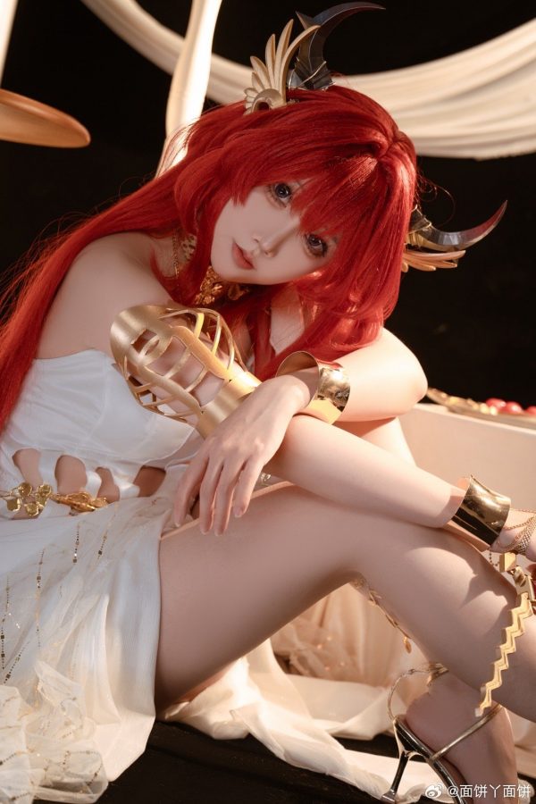 音律联觉面饼仙儿COS:史尔特尔冷艳神性与舞台张力的极致融合 音律联觉面饼仙儿COS:史尔特尔冷艳神性与舞台张力的极致融合