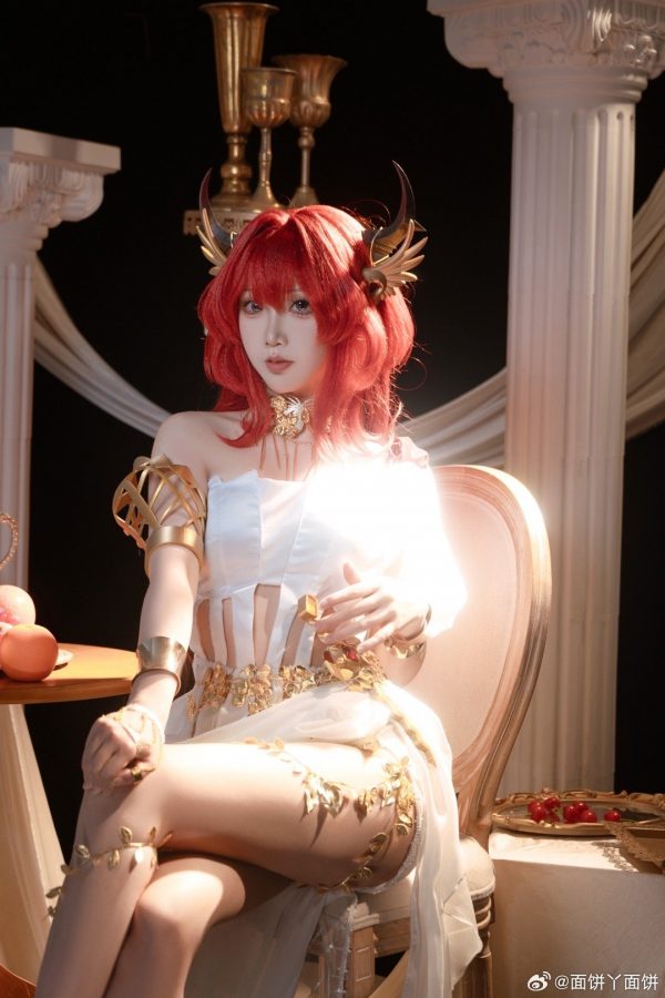 音律联觉面饼仙儿COS:史尔特尔冷艳神性与舞台张力的极致融合 音律联觉面饼仙儿COS:史尔特尔冷艳神性与舞台张力的极致融合